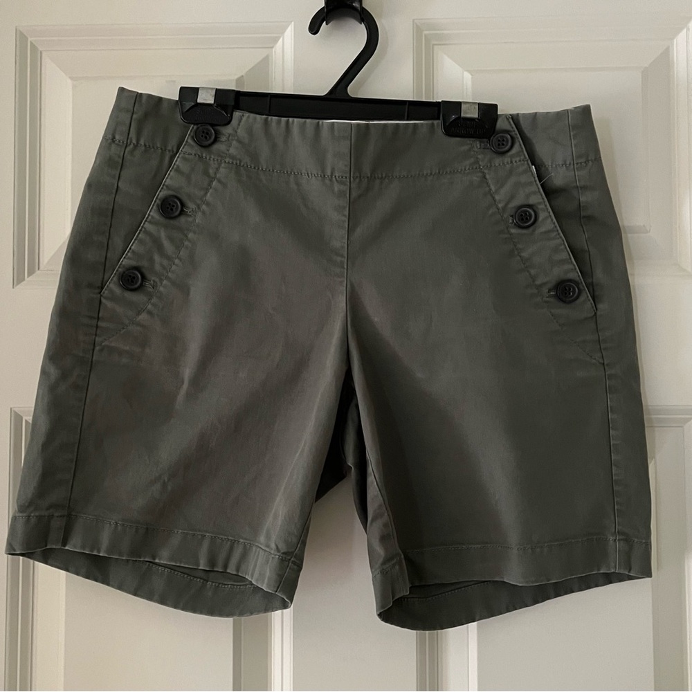 Women’s J Crew Cotten Sailor inspired shorts, olive green size 2